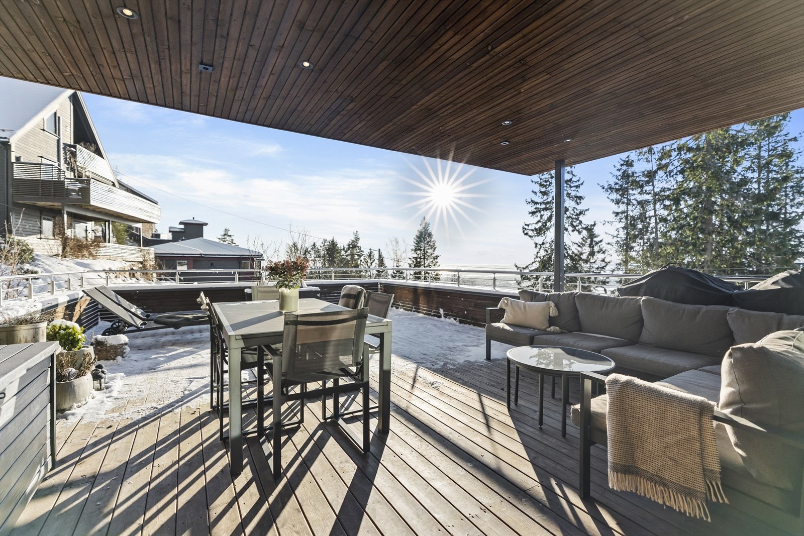 Deilig takterrasse på hele 49 kvm. Delvis overbygget for bruk i så og si all slags vær Galleribilde