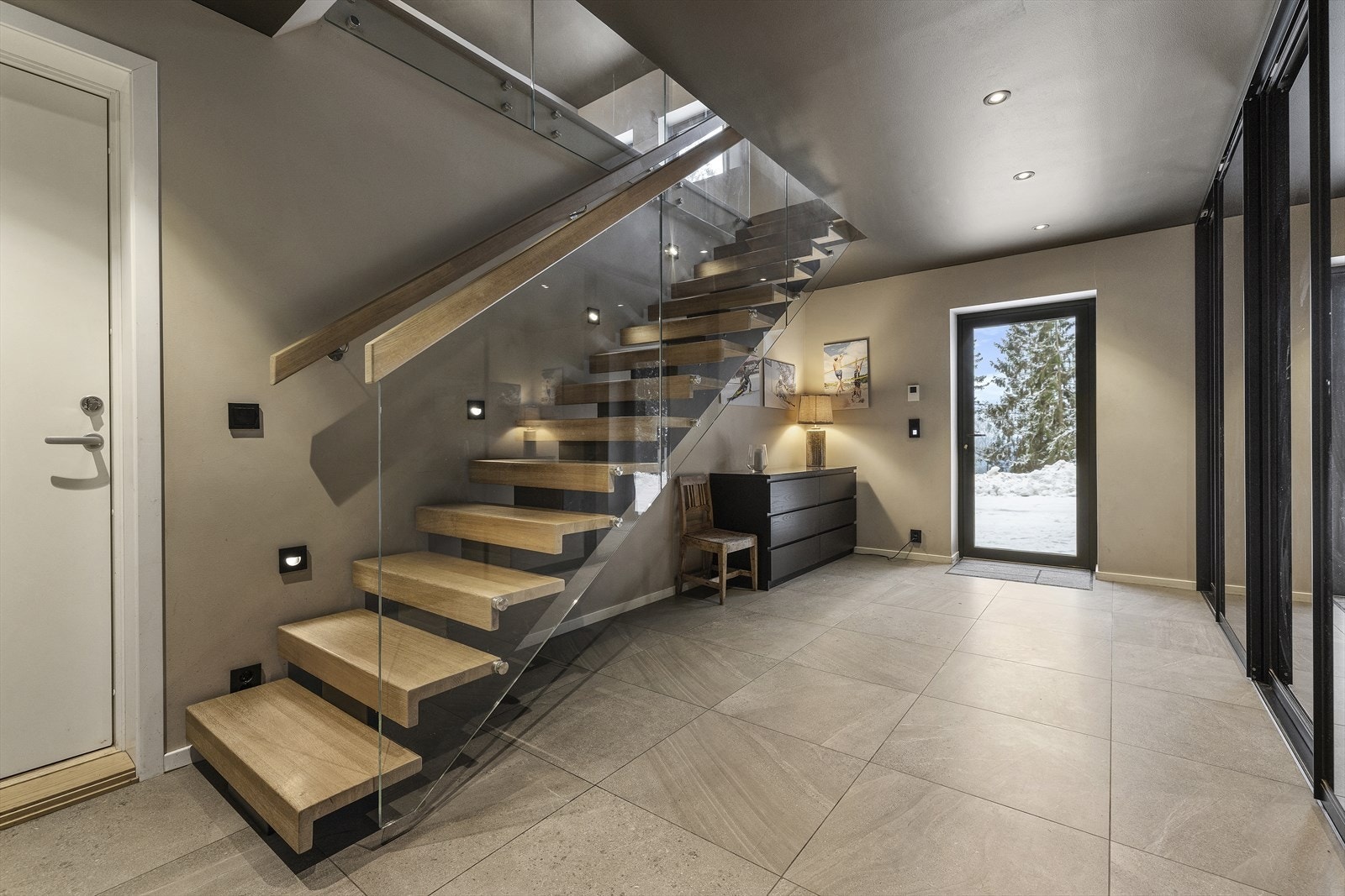 Stor, herlig hall/entré med rikelig garderobeplass i speil skyvedørsgarderober Galleribilde