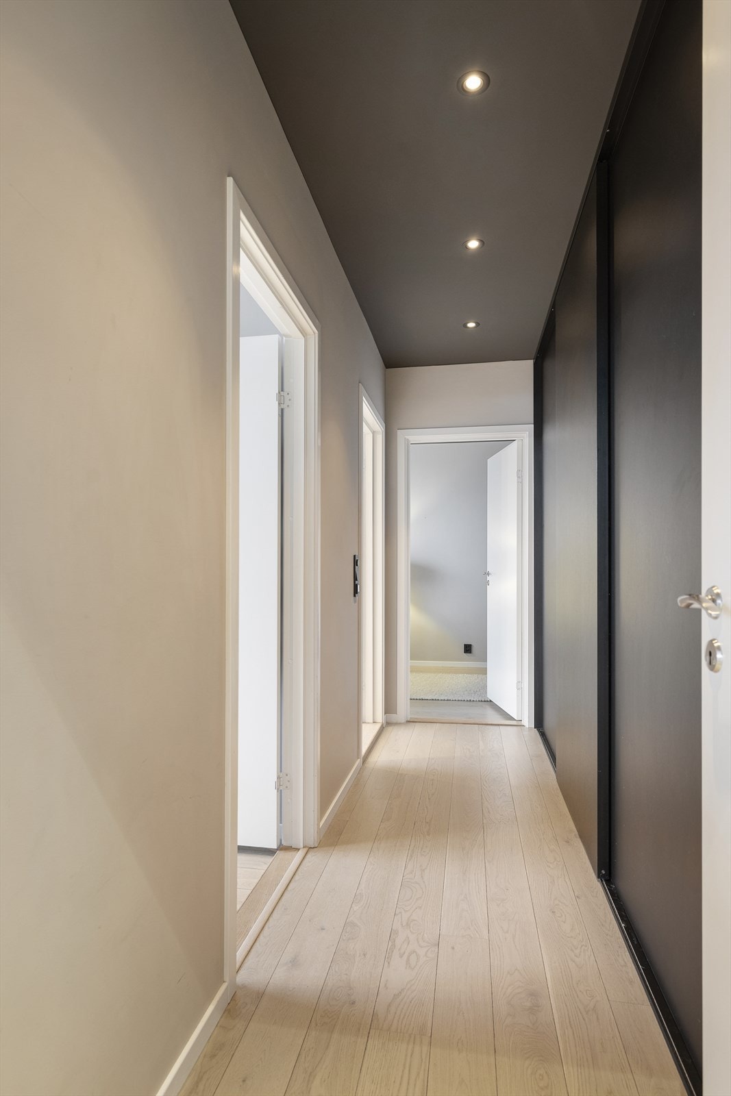 Det er rikelig med lagring i garderobeskapene i gangen Galleribilde