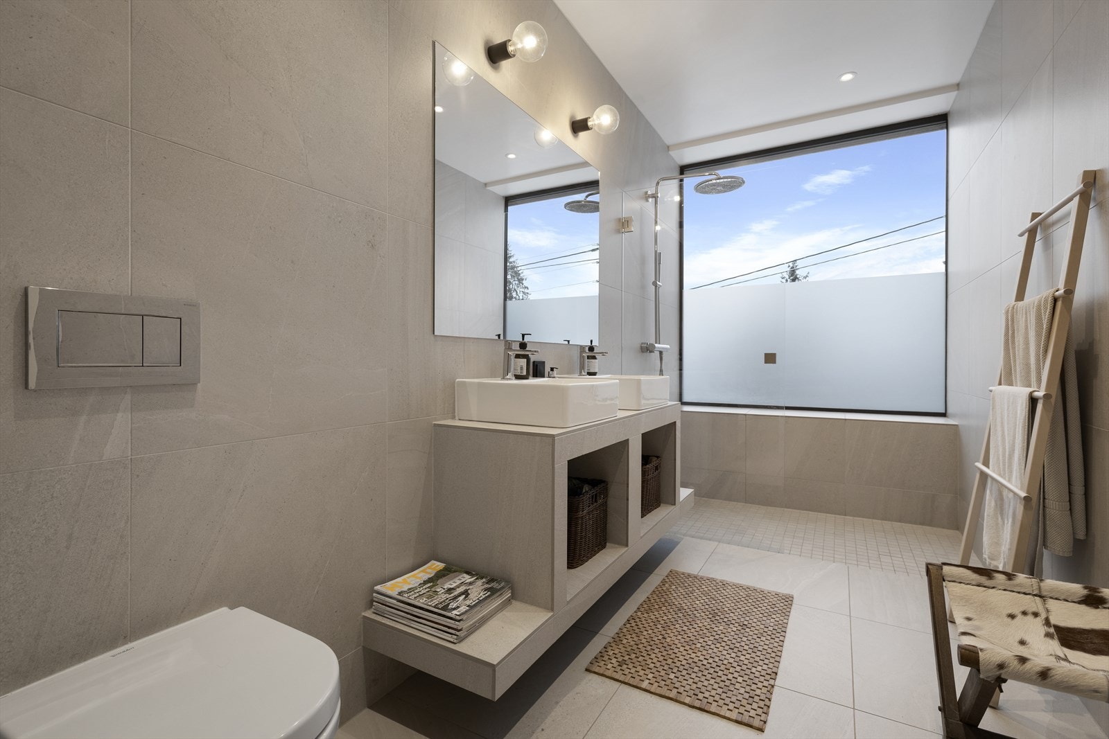 Bad/WC i 2. etasje fremstår som et moderne og gjennomført baderom med gode løsninger Galleribilde