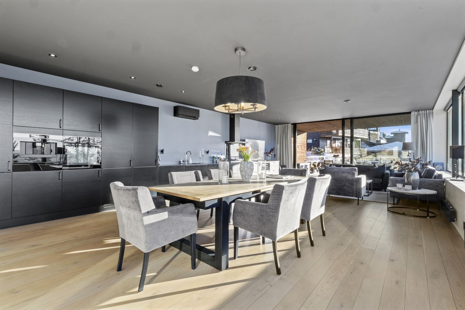 Dette er et sosialt og funksjonelt allrom med direkte utgang til en stor solrik terrasse på hele 49 kvm Galleribilde