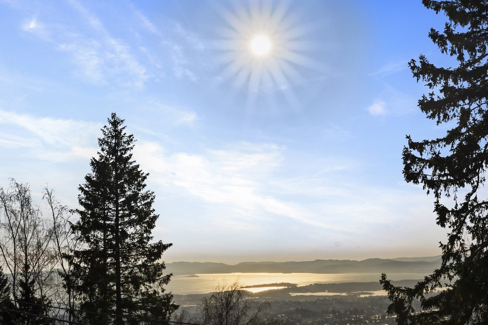 Nydelig utsikt mot vest og syd, mot bl.a. indre Oslofjord, Nordmarka og Bærumsmarka Galleribilde