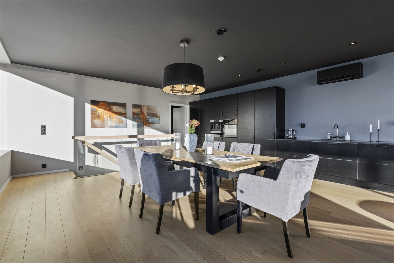 I enden av etasjen huser boligen en soveromsavdeling med 2 soverom, gang med garderobe, samt et flott dusjbad med wc Galleribilde