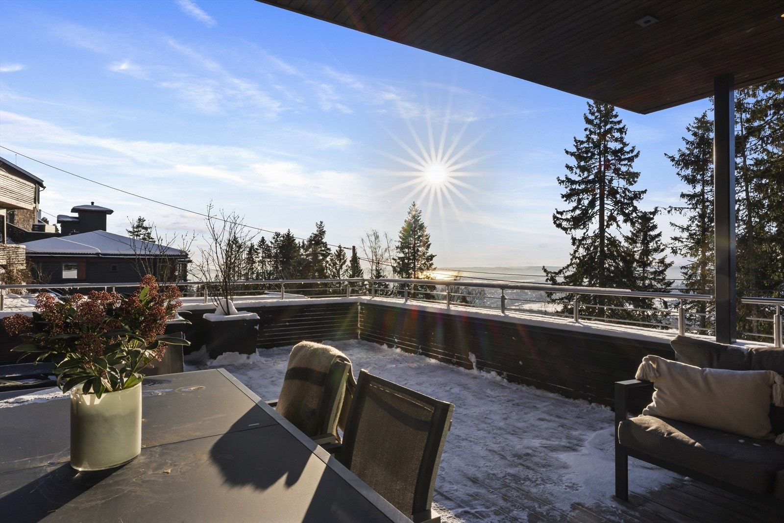 Meget gode solforhold. Om sommeren kommer solen inn på terrassen ca. kl. 8 og går ned ca. kl. 22:00 Galleribilde