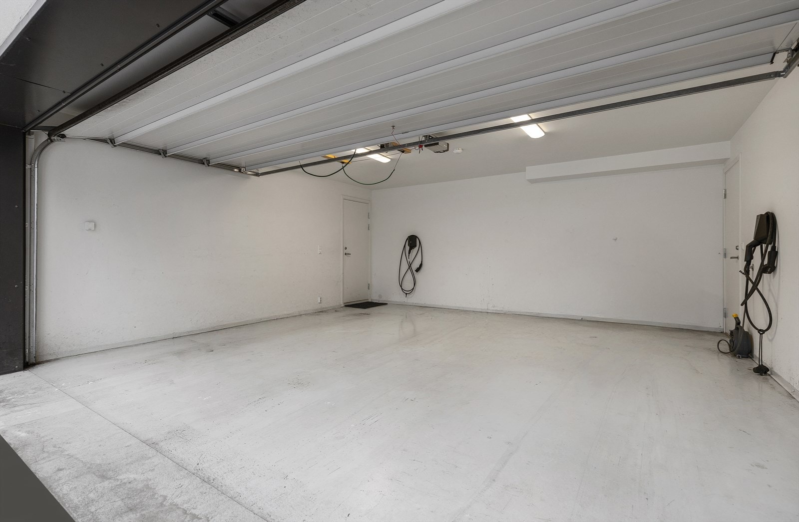 Garasje med el-billadere og epoxybelegg på gulv Galleribilde