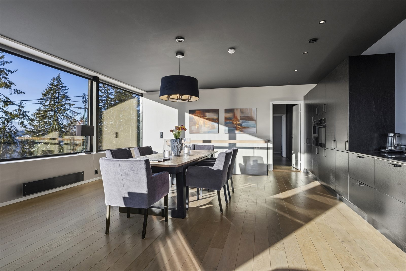 Det er montert solskjerming på de store vinduene mot vest Galleribilde