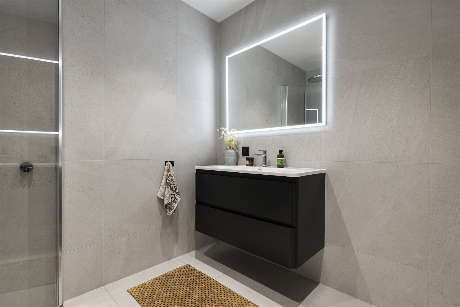 Delikat bad/wc (bad 3) med servant i underskap. Speil med integrerte lys Galleribilde