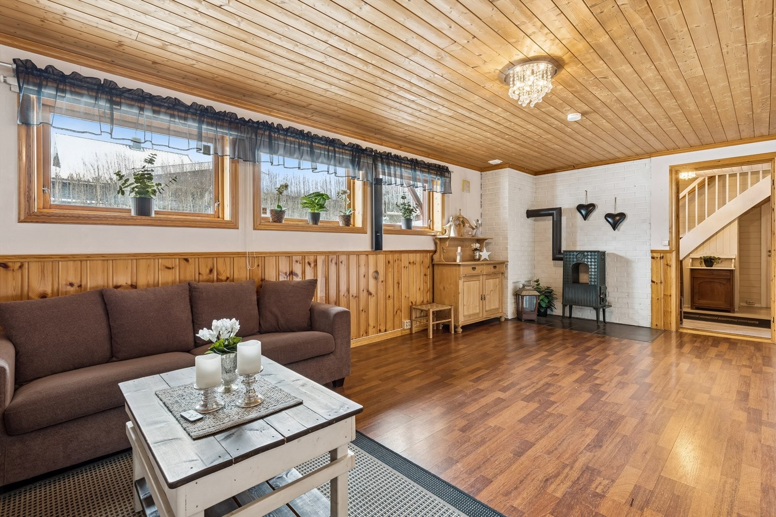 Koselig kjellerstue med vedovn. Galleribilde