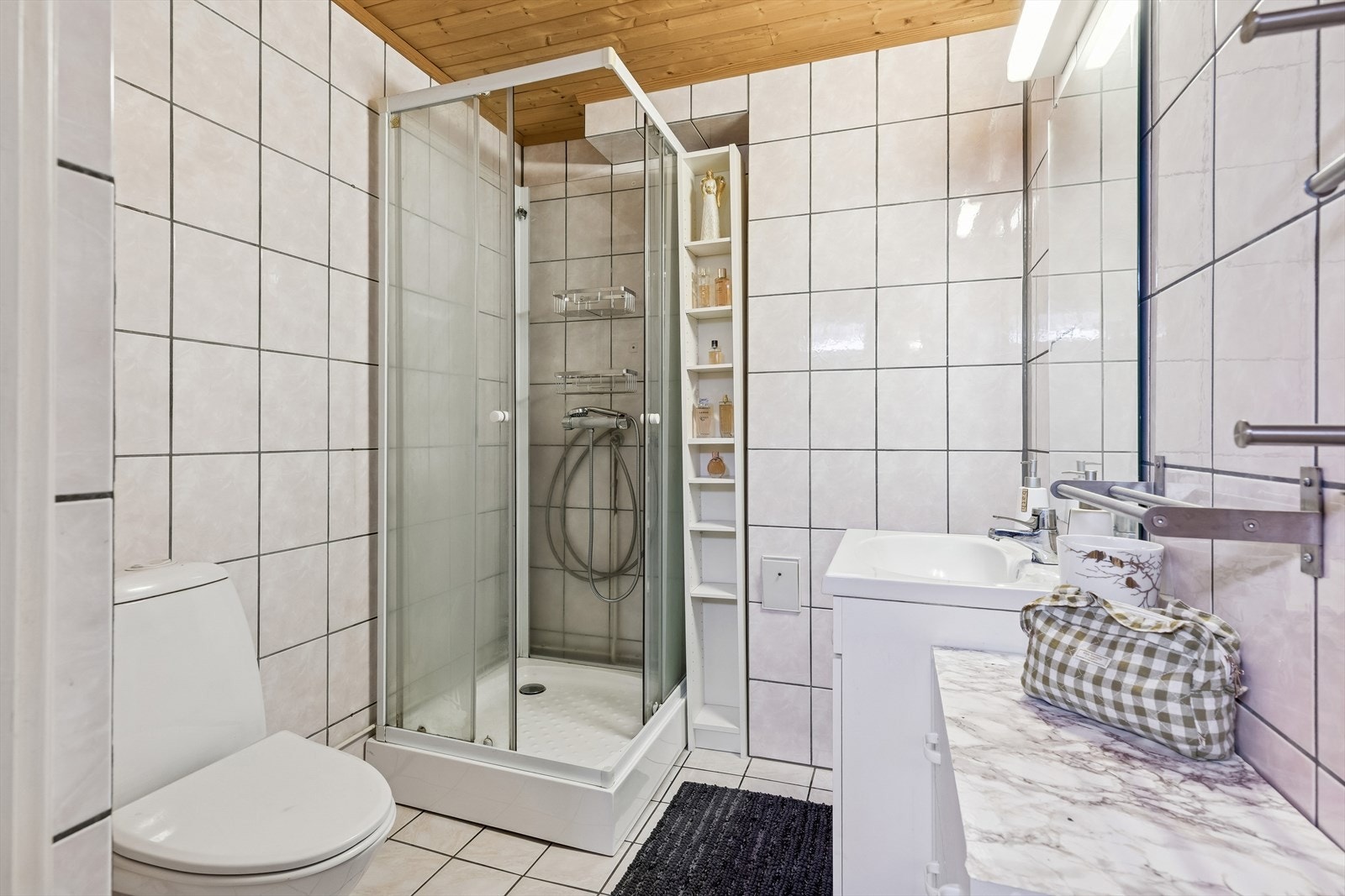 Flislagt bad med gulvvarme i kjeller. Galleribilde