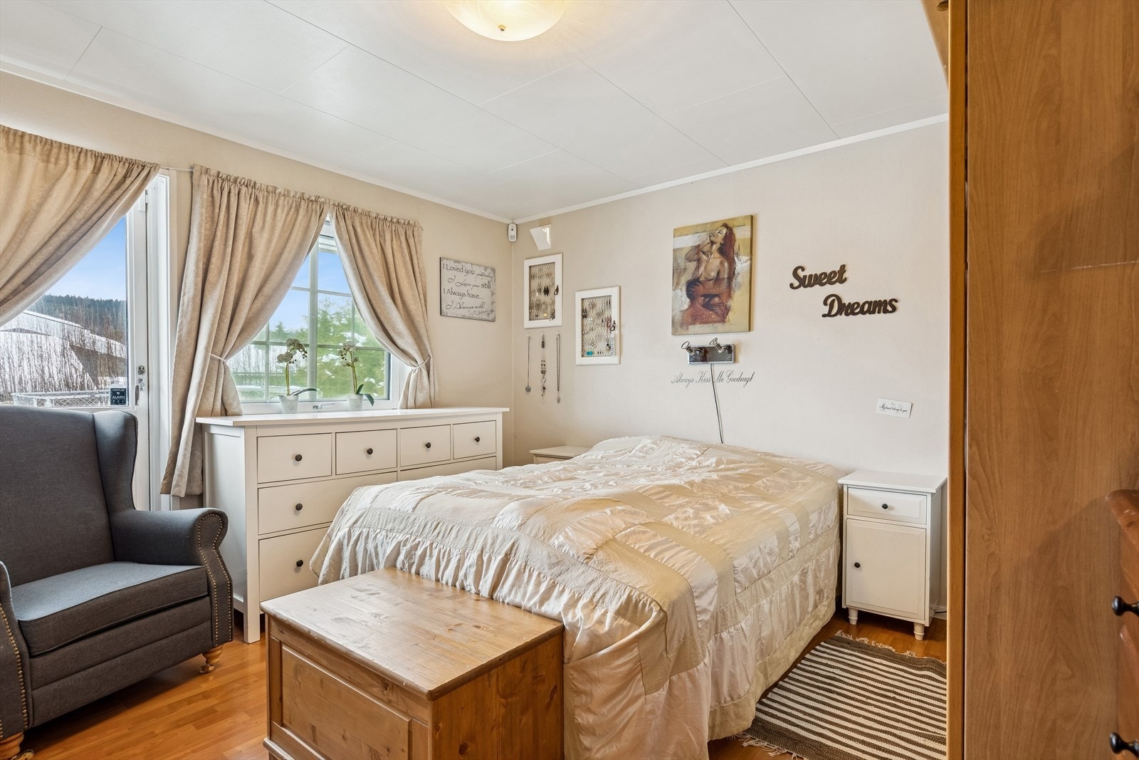 Hovedsoverom med utgang til terrasse. Galleribilde