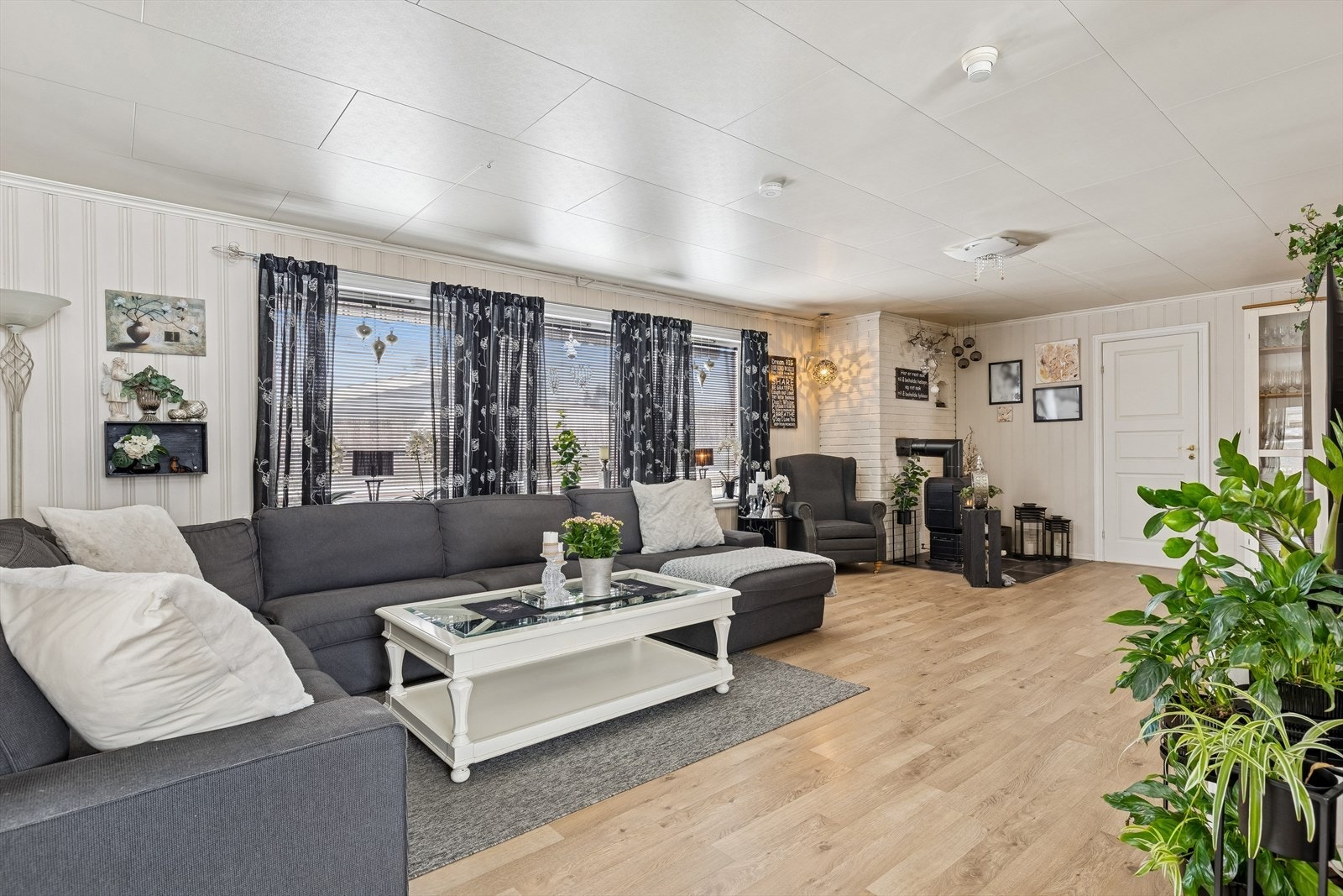 Store vindusflater i stuen gir et godt innelys. Galleribilde