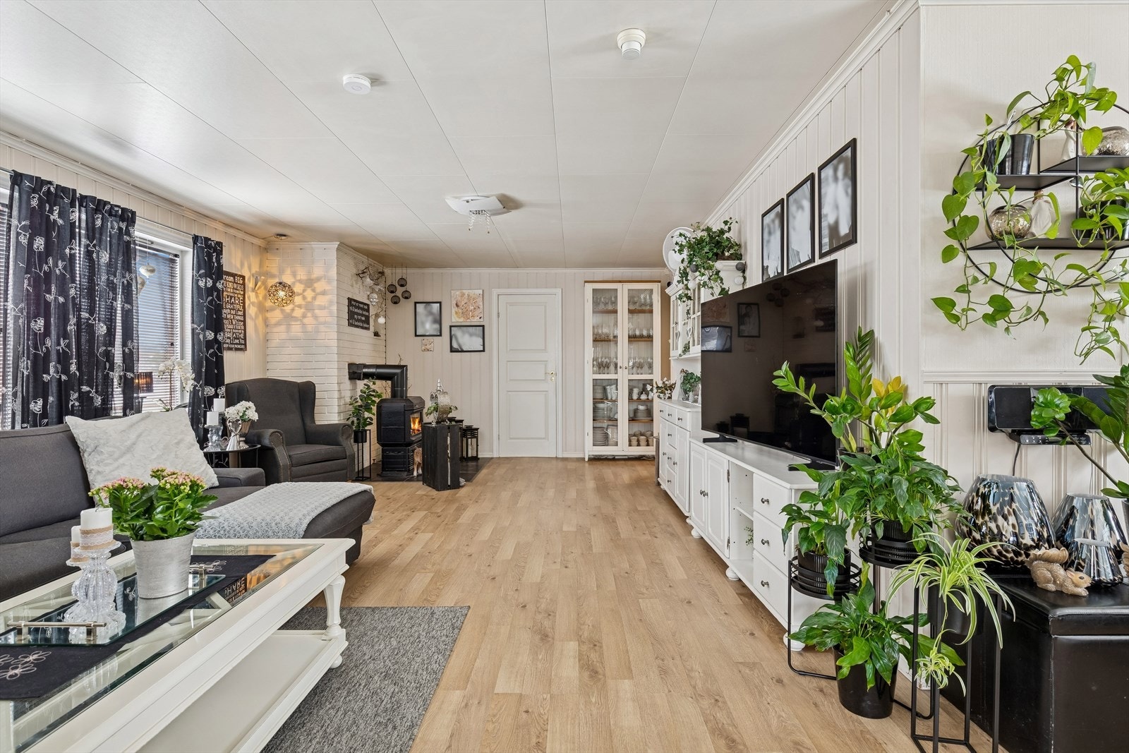 Stuen har gode innredningsmuligheter og peisovnen sørger for den gode varmen! Galleribilde