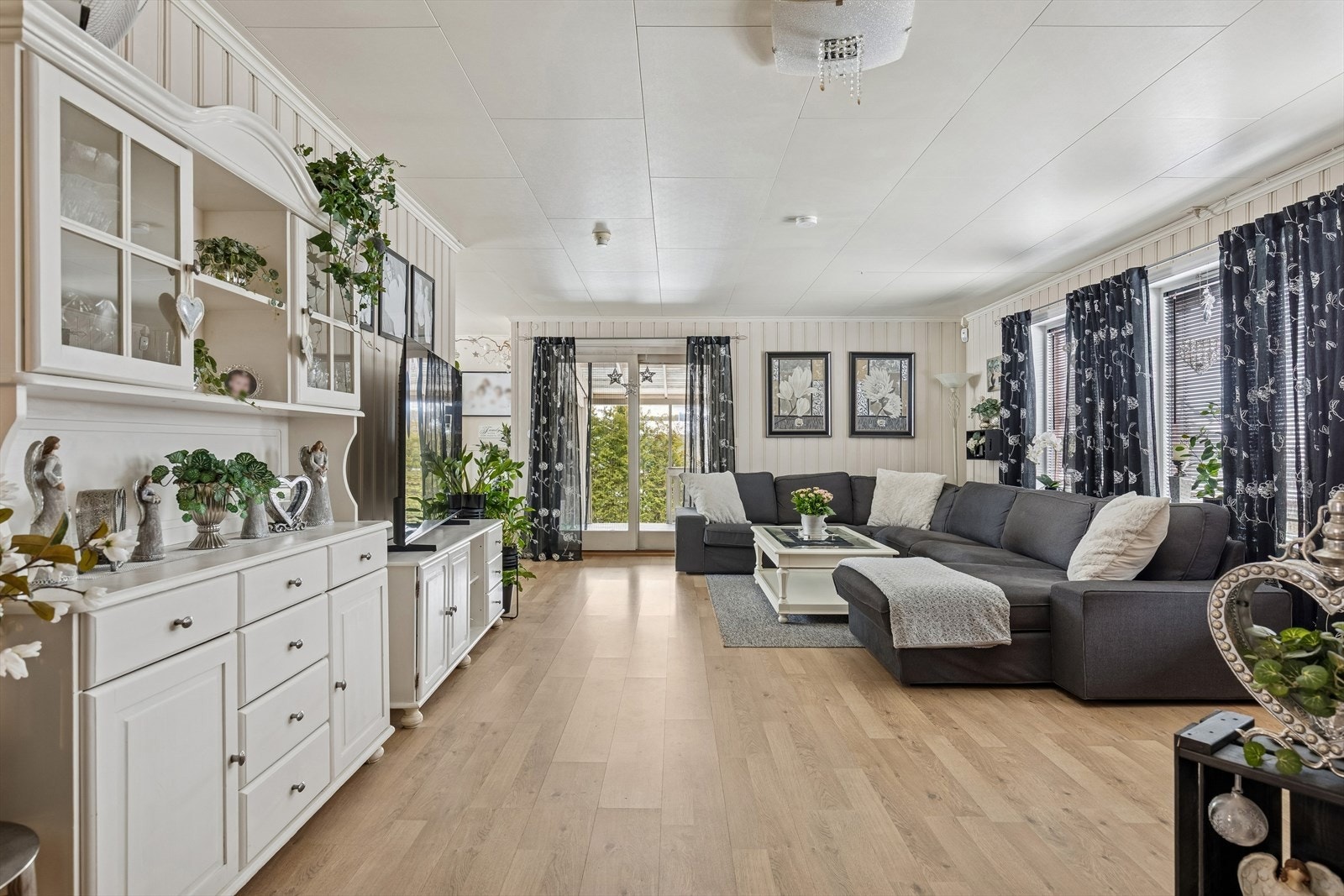 Lyse veggflater og laminat på gulv. Galleribilde