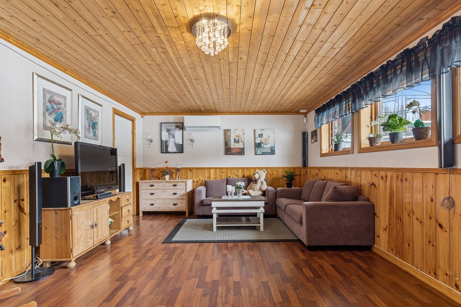 Romslig kjellerstue med gode muligheter til lek og moro, tv-titting osv. Galleribilde