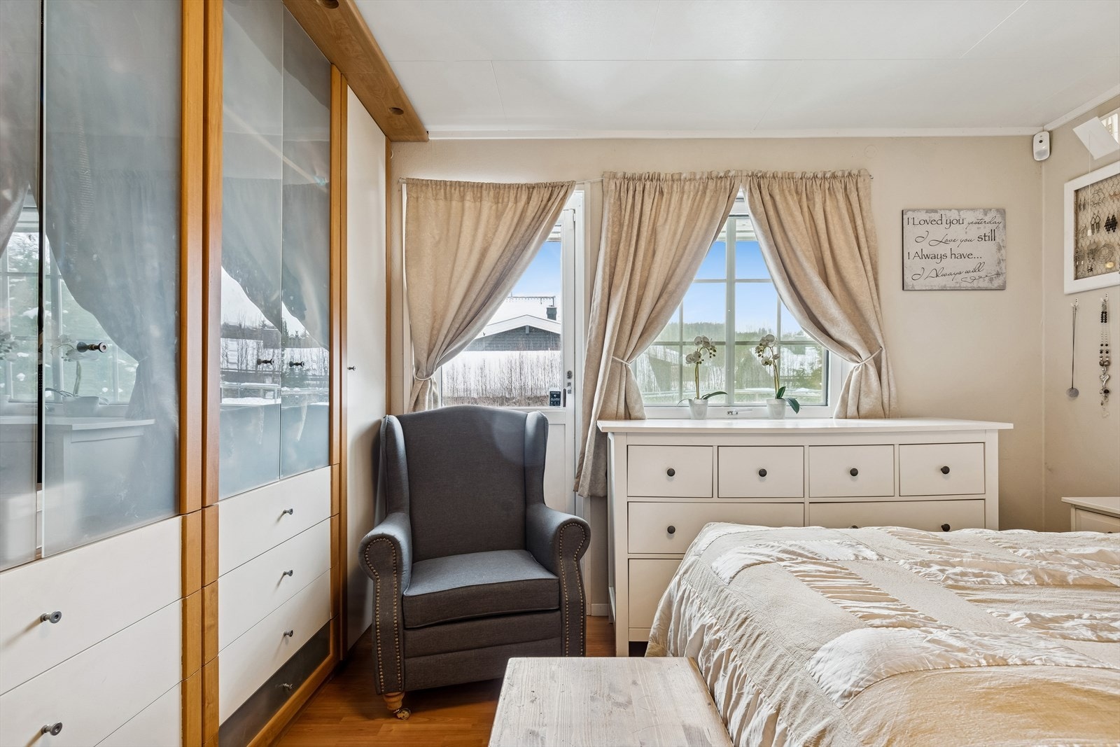 Godt med garderobeskap på hovedsoverommet. Galleribilde