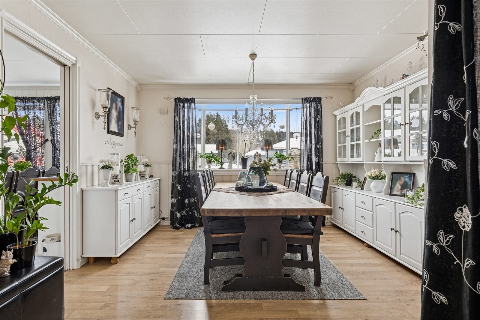 Romslig to-delt stue med spisestuedel nær kjøkkenet. Galleribilde