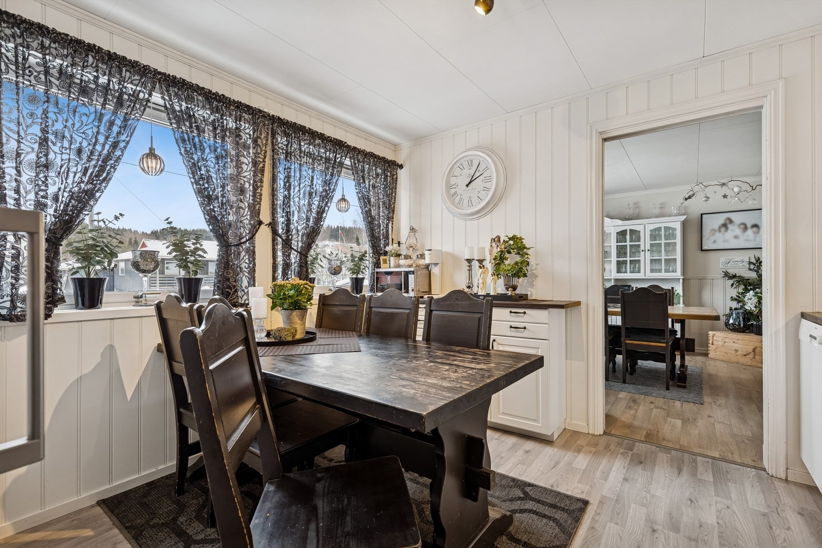 Koselig spiseplass ved vinduet på kjøkkenet. Skyvedør mellom kjøkken og stue. Galleribilde