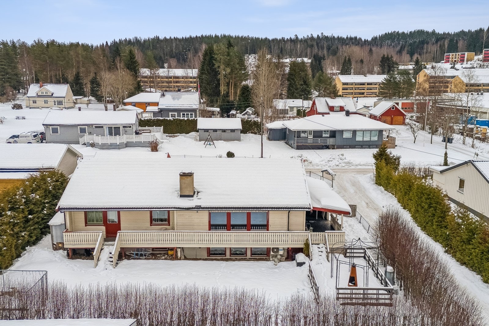 Boligen er beliggende i et veletablert boligområde med kort vei til bl.a. Rastaberget. Galleribilde