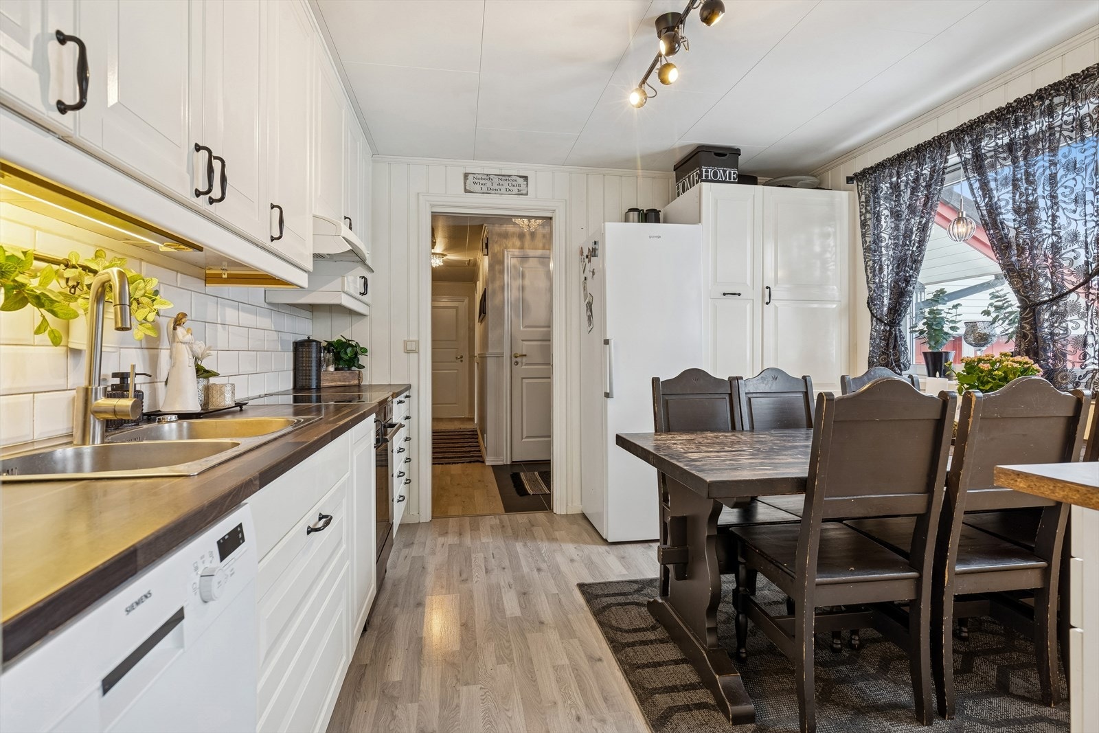 Kjøkkeninnredningen har godt med skapplass og oppbevaringsmuligheter. Galleribilde