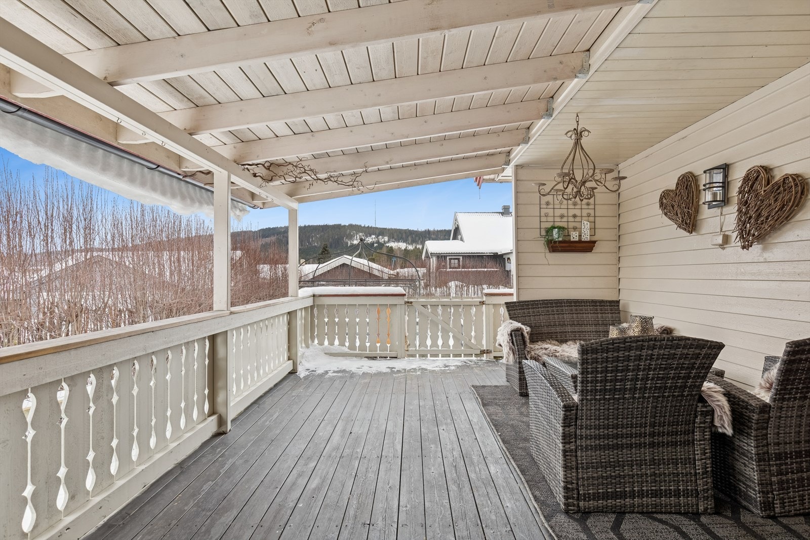 Overbygd terrasse med fin utsikt til Holtmasta. Galleribilde