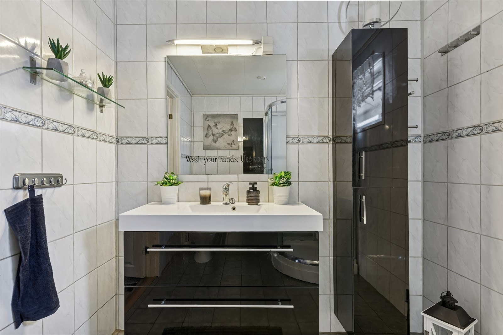 Badet har servant i innredning, speil med overlys og høyskap. Galleribilde