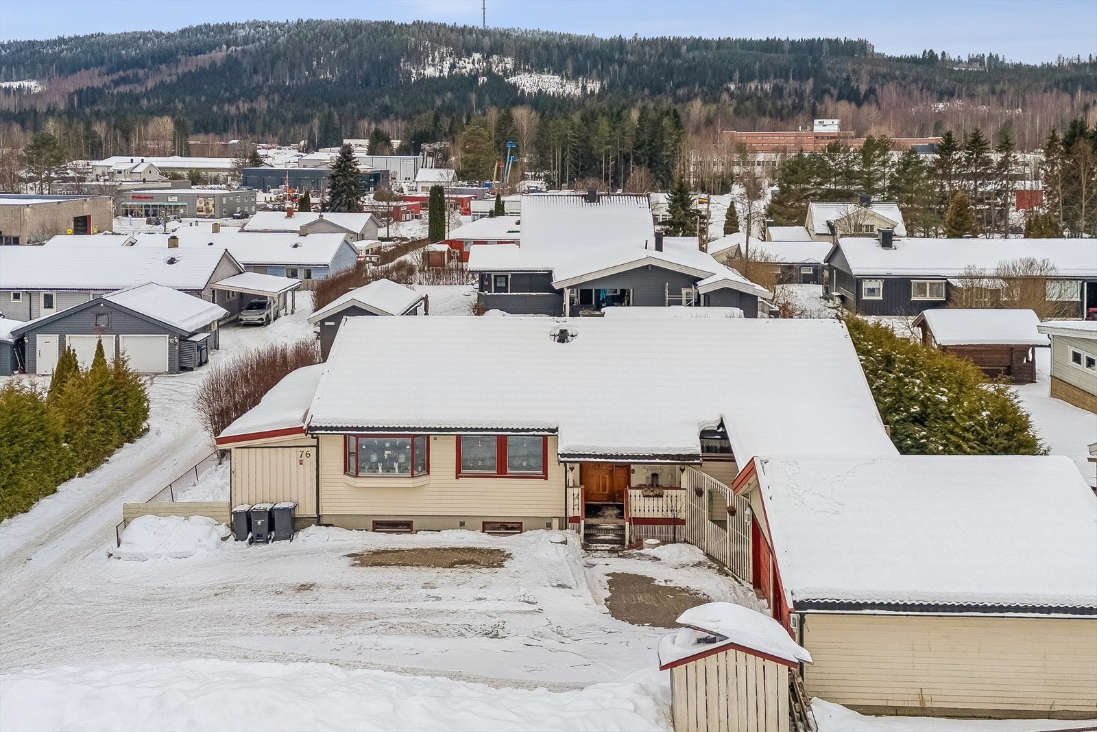 Boligen har overbygd inngangsparti. Privat vei inn til eiendommen sammen med 3 andre naboer. Utsikt til Holtmasta. Galleribilde