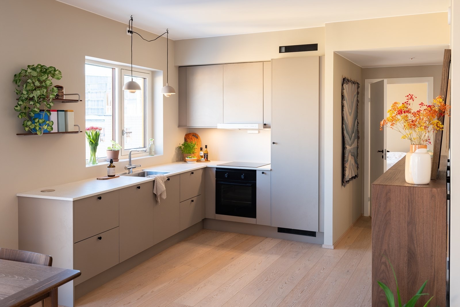 Det er mange fordeler ved å bo i et nytt bygg. En av disse er energieffektiviteten. Strømforbruket til nåværende eier har vært på kun 3750 kWh pr. år. Galleribilde