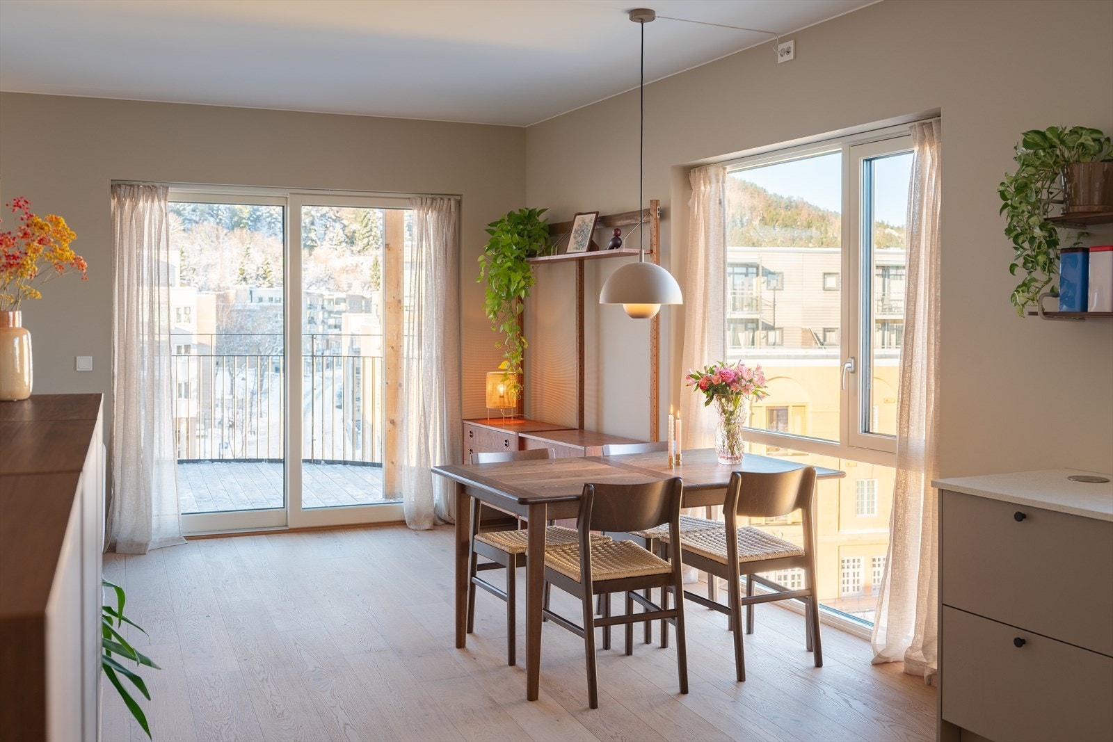 Som hjørneleilighet får man ekstra mye vindusflater og mye naturlig lysinnslipp. Som eneste leilighet har man også vindusflater som strekker seg fra gulv og nesten opp til himling. Samtidig ligger leilighet slik til at det er begrenset med innsyn. Galleribilde