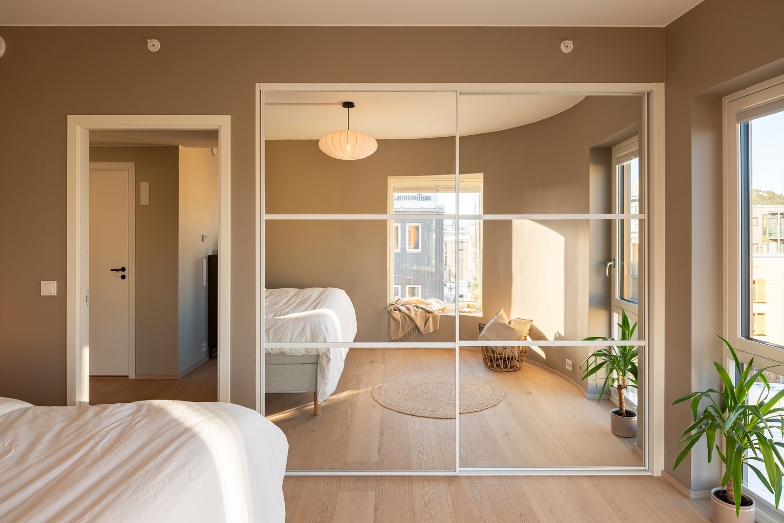 Soverommet har et romslig walk-in closet bak skyvedørene med speil. Galleribilde