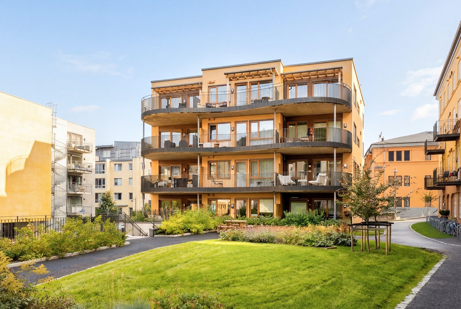 Sameiets fellesområder er pent opparbeidet med grøntareal, lekeplass og sittegrupper. Galleribilde