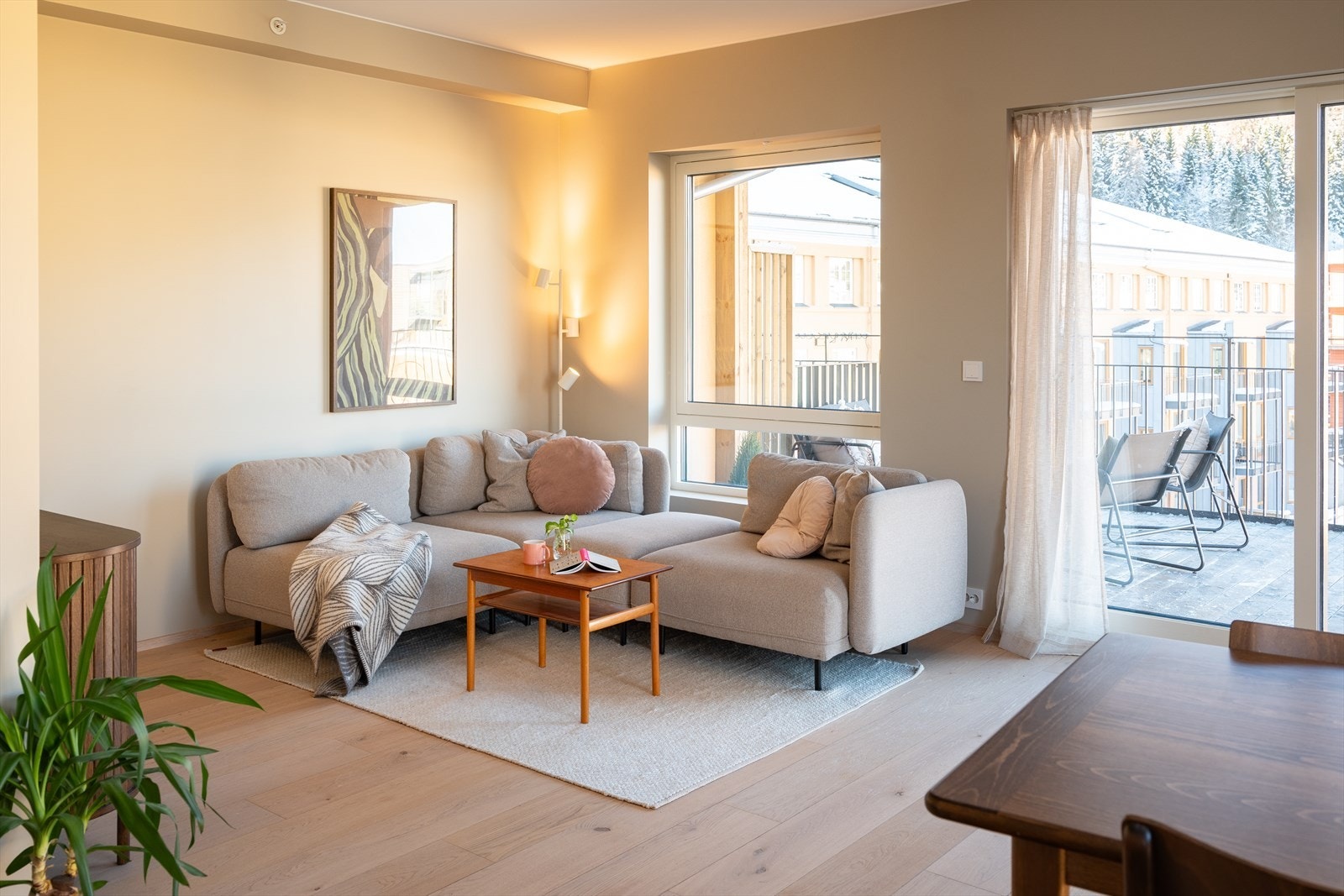 Leiligheten ligger i byggets femte/øverste etasje og inneholder: Entré/gang, stue, kjøkken, bad, to soverom og bod/walk-in closet. Galleribilde