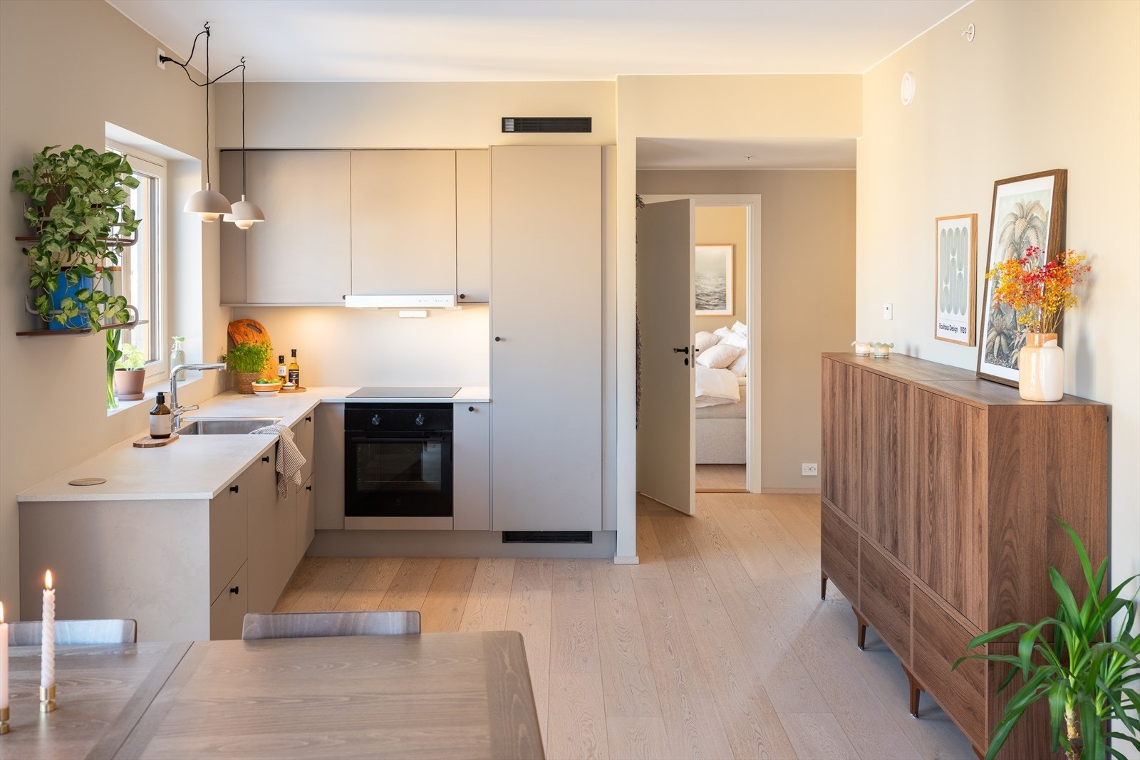 Oppvarming via behagelig vannbåren varme i gulv (fjernvarme). Dette er inkl. i felleskostnadene som er på kr. 2 834,- pr. mnd. For øvrig er a-konto vann/avløp, kabel-tv, internett, bygningsforsikring og diverse drift/vedlikehold av sameiet. Galleribilde