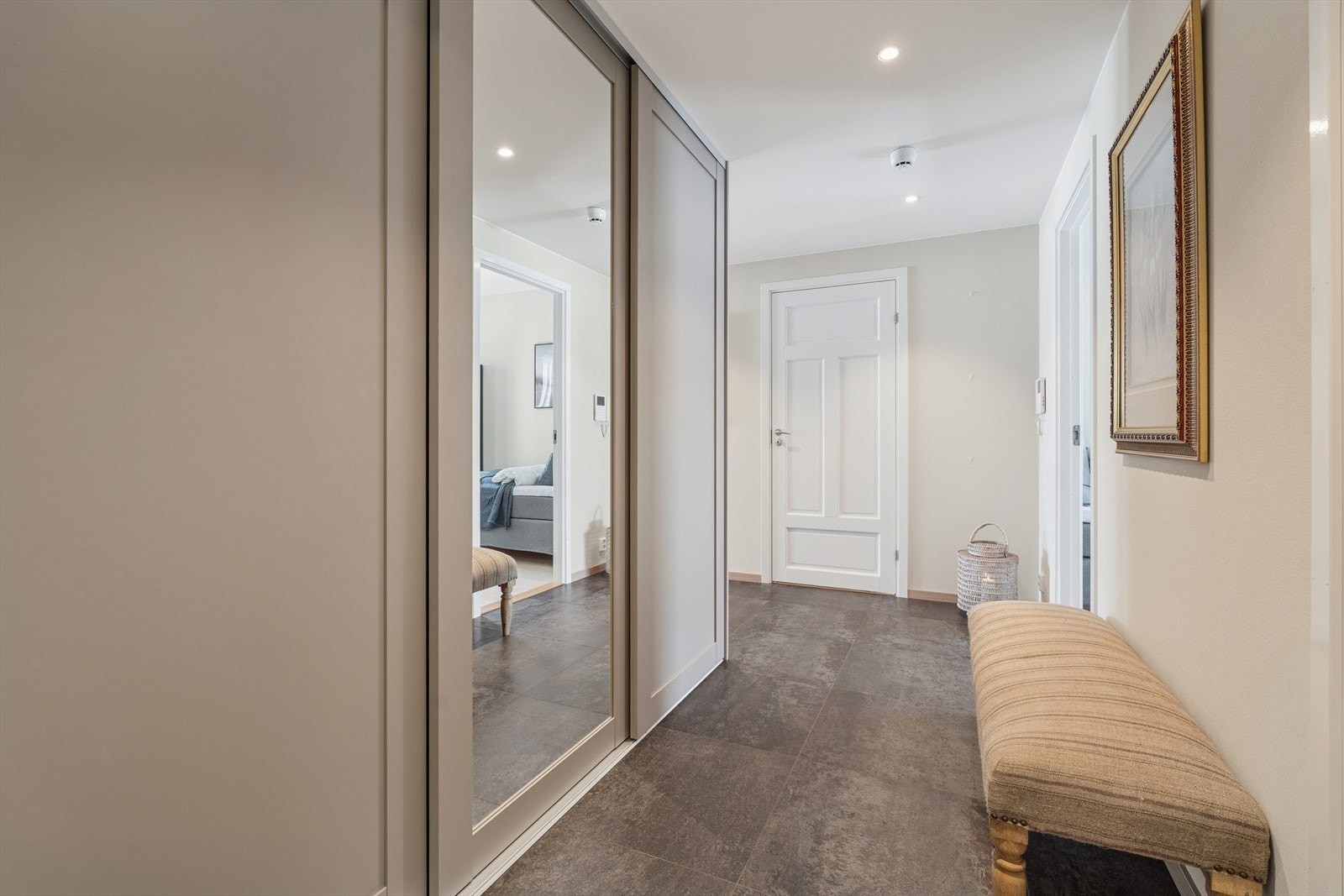 Entré med garderobe Galleribilde