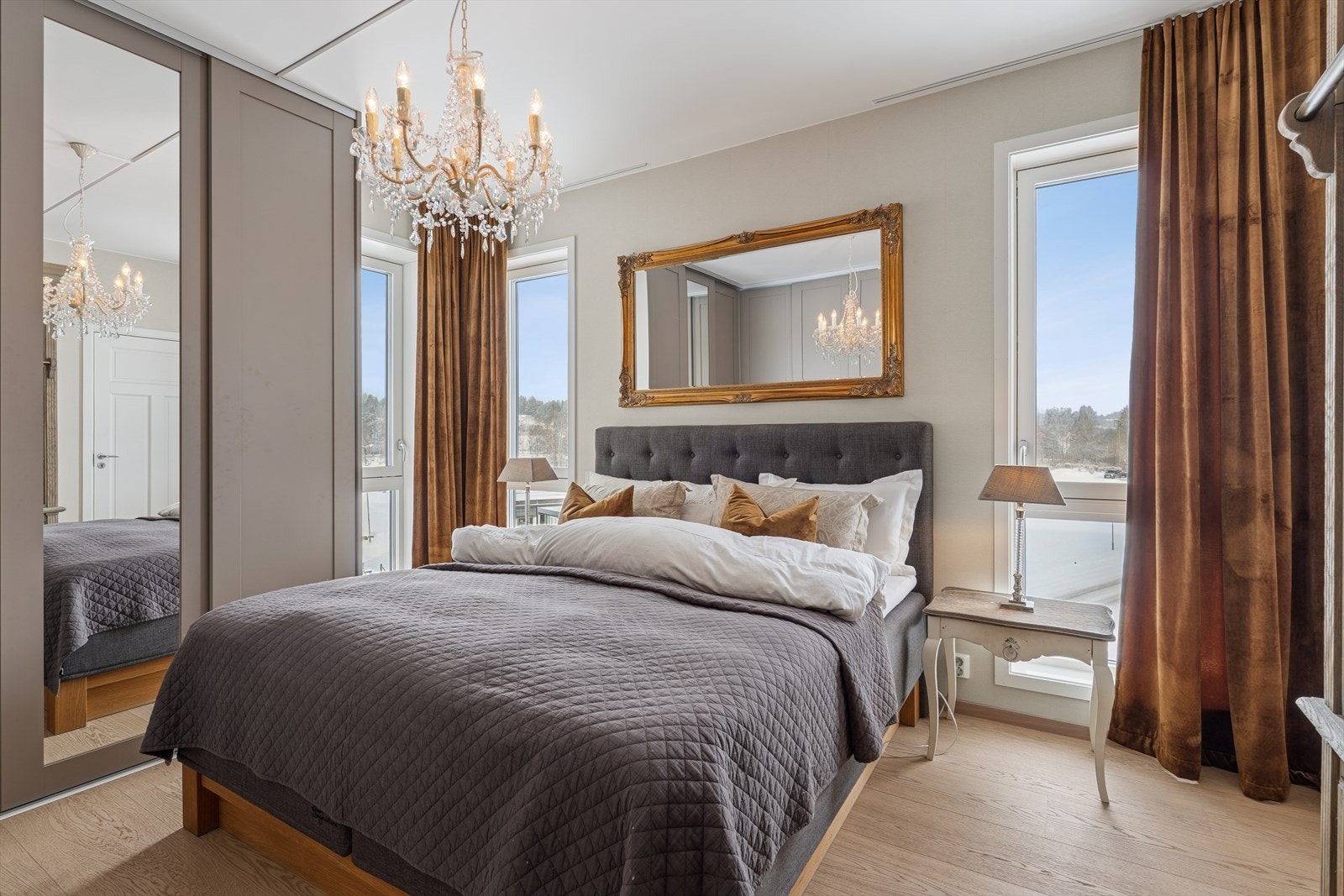 Hovedsoverom med stort garderobeskap og eget bad. Galleribilde