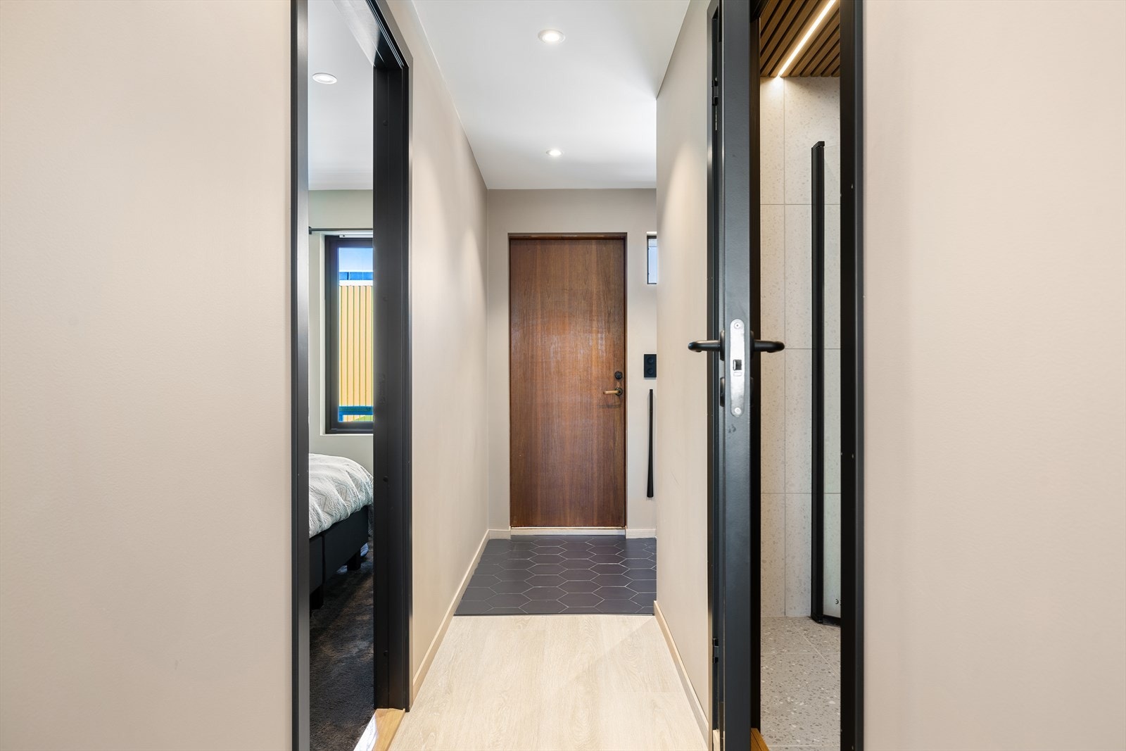 Gang som fører til soverom, bad og inngangsparti. Galleribilde