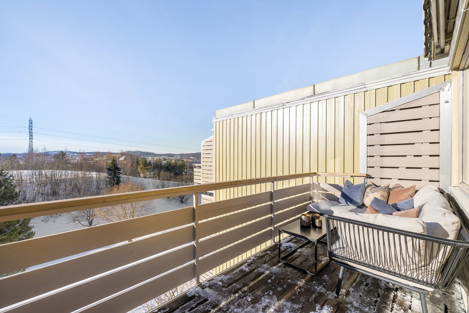 Balkong med god plass til innredning av forskjellig størrelse og plassering. Galleribilde