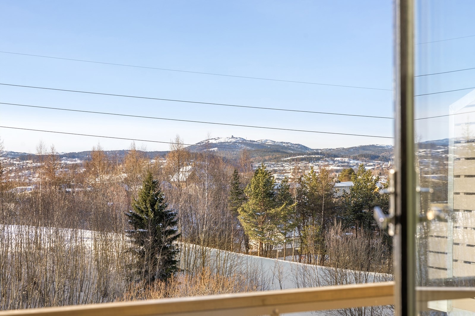 Fra boligen er det bred og langstrakt utsikt mot Gråkallen. Galleribilde