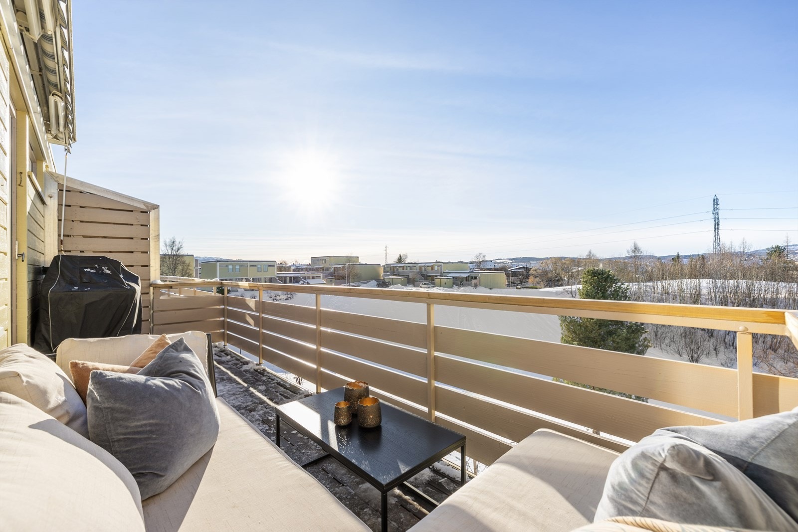 Her kan man nyte solen store deler av dagen. Galleribilde