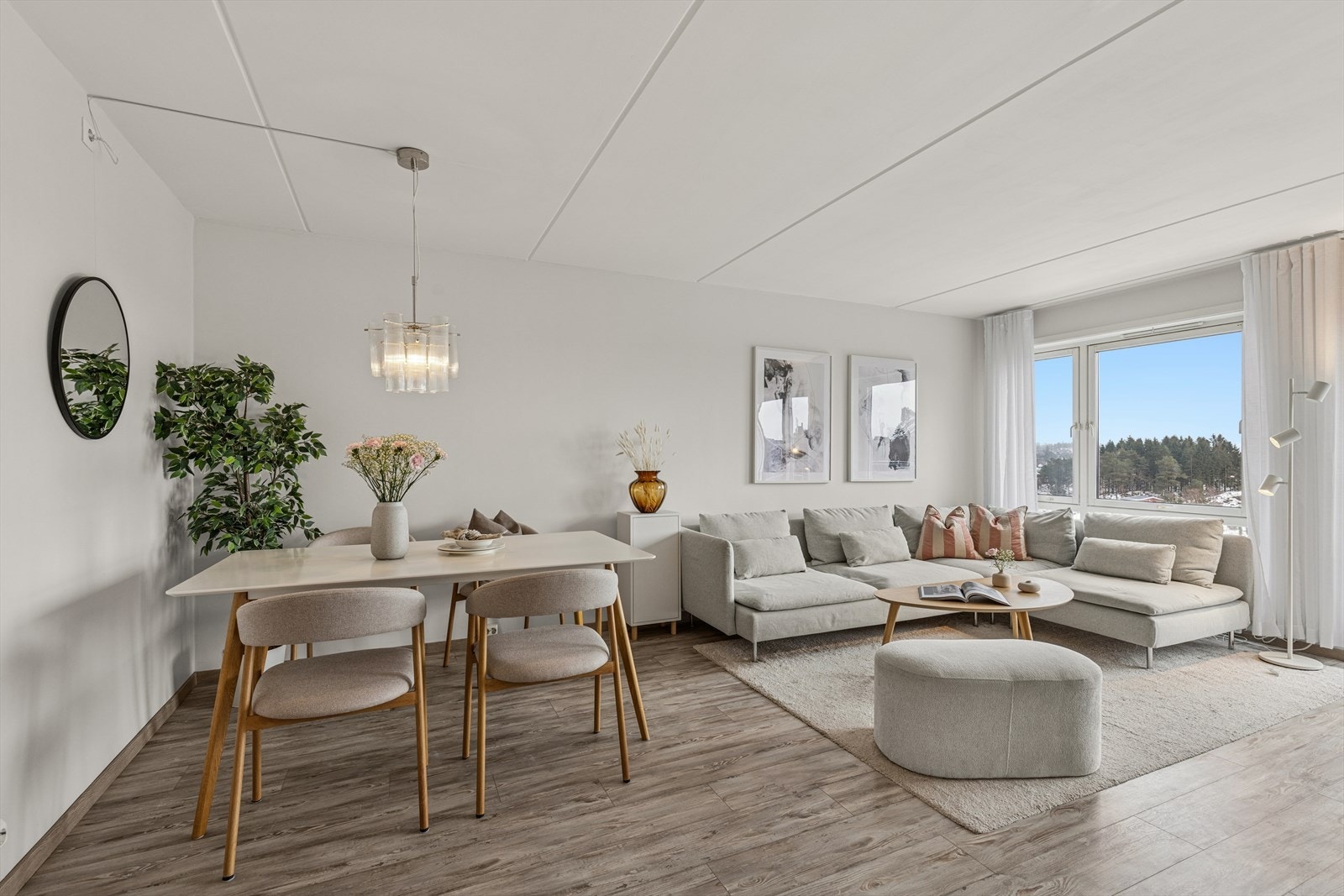 Stuen byr på romslige soner med god plass til både en komfortabel sofagruppe og en stilfull spisegruppe, perfekt for hyggelige stunder og sosialt samvær. Galleribilde