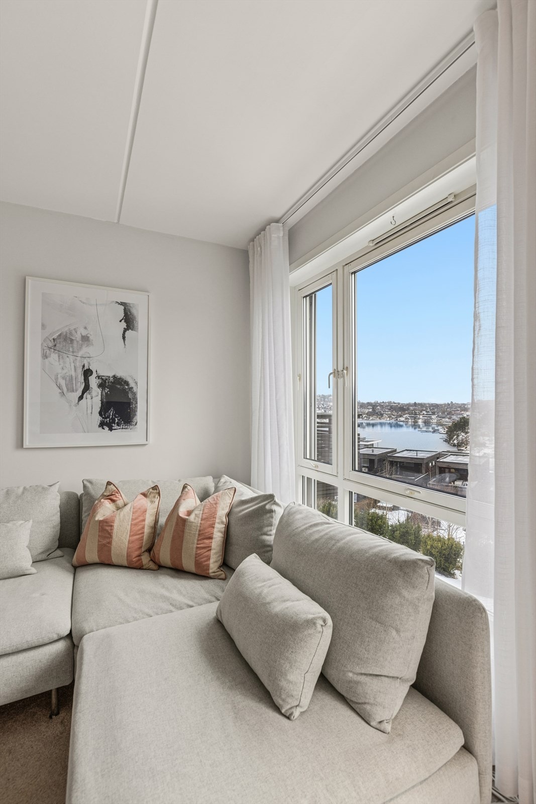 Fra sofakroken kan du nyte den vakre utsikten mot sjøen. Galleribilde