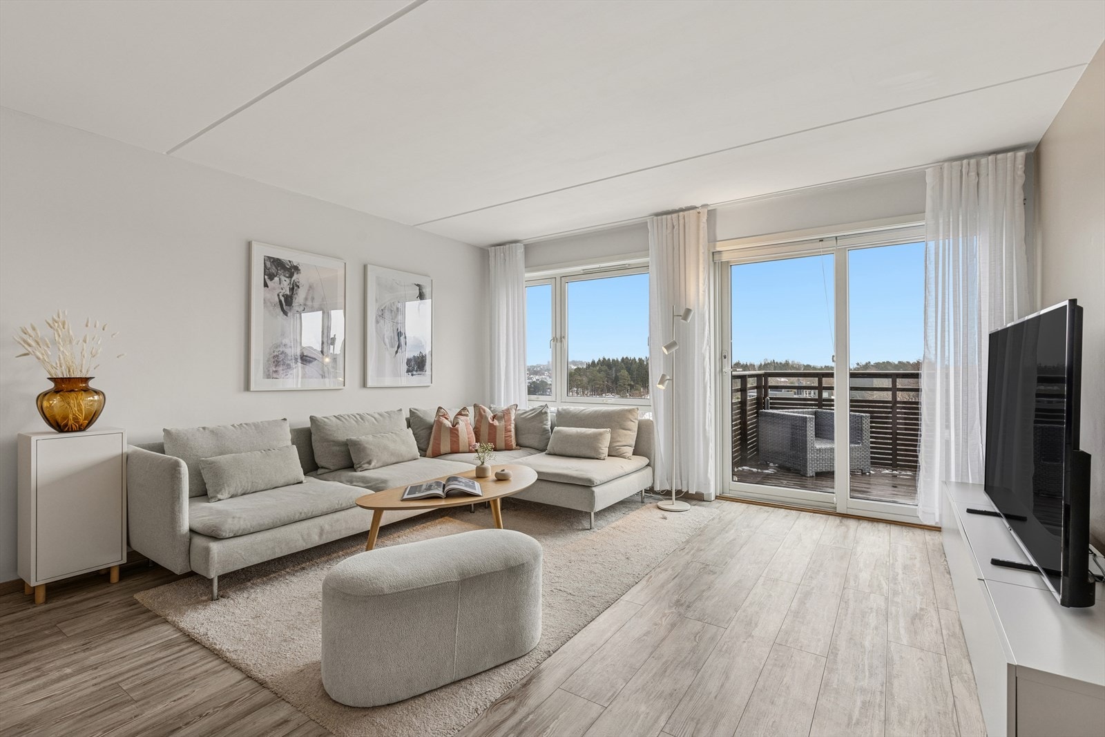 Stuen har store vindusflater som slipper inn godt med naturlig lys og gir rommet en lys og luftig følelse. Galleribilde