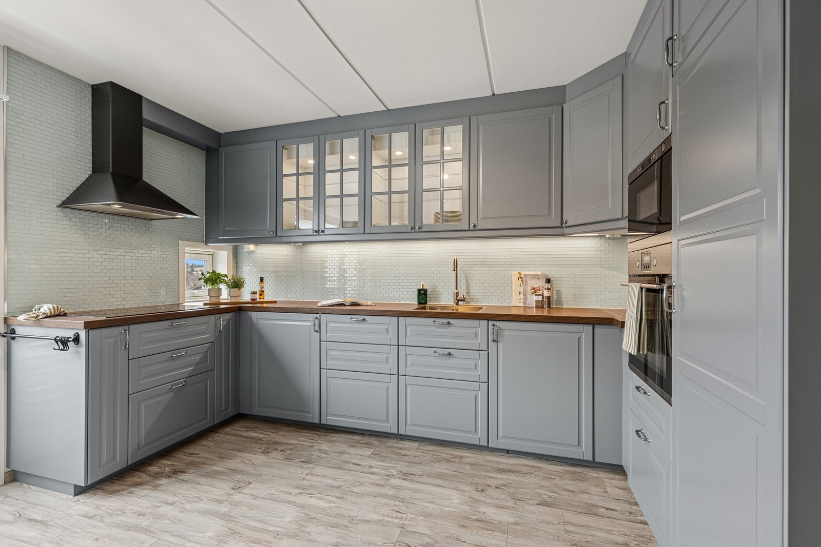 Det er rikelig med oppbevaringsplass på kjøkkenet, slik at du enkelt kan holde en ryddig og funksjonell arbeidsflate. Galleribilde