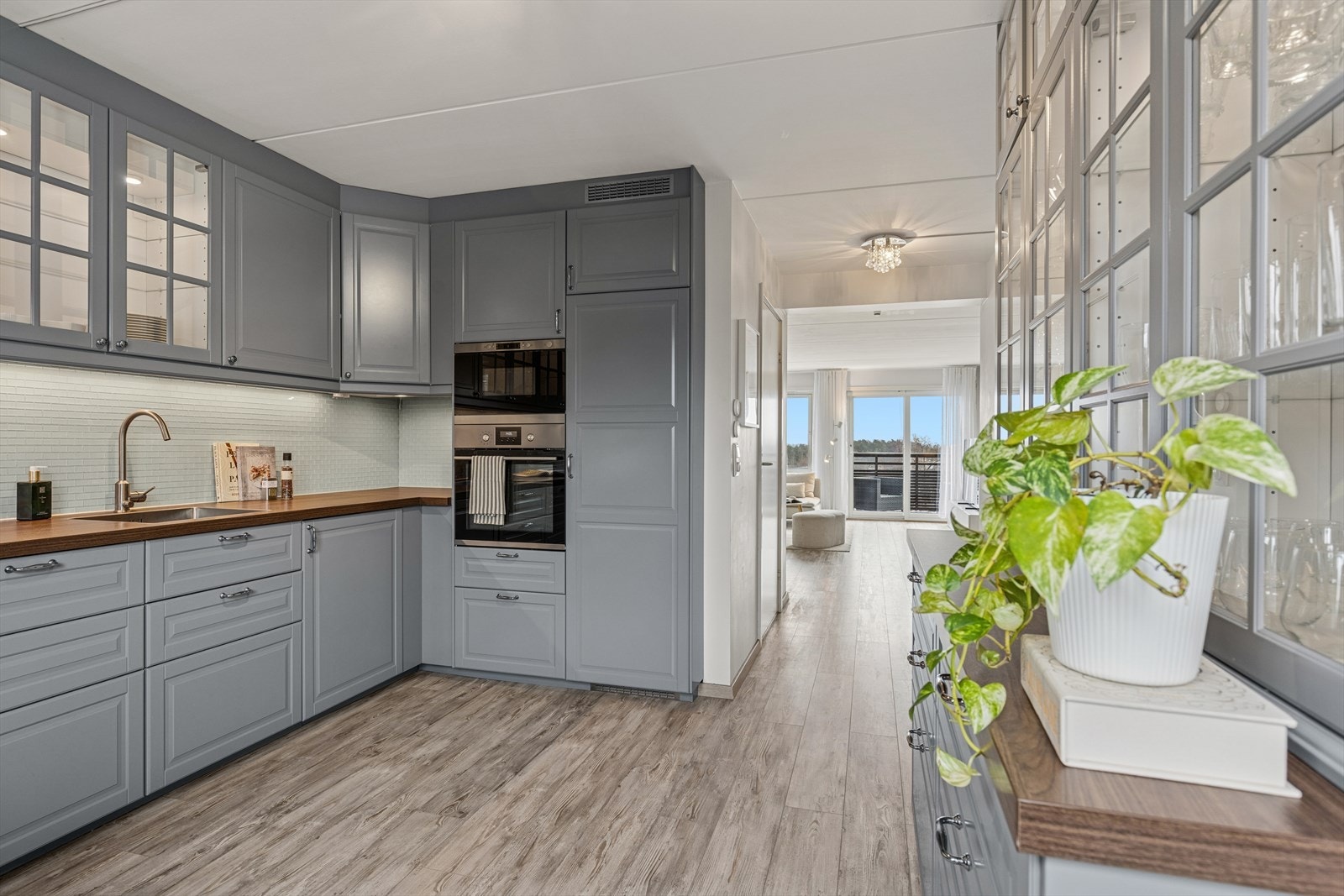 Kjøkkenet har integrerte hvitevarer. Galleribilde