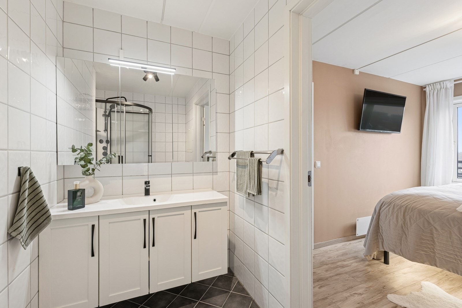 Baderommet har adkomst fra soverommet, Galleribilde