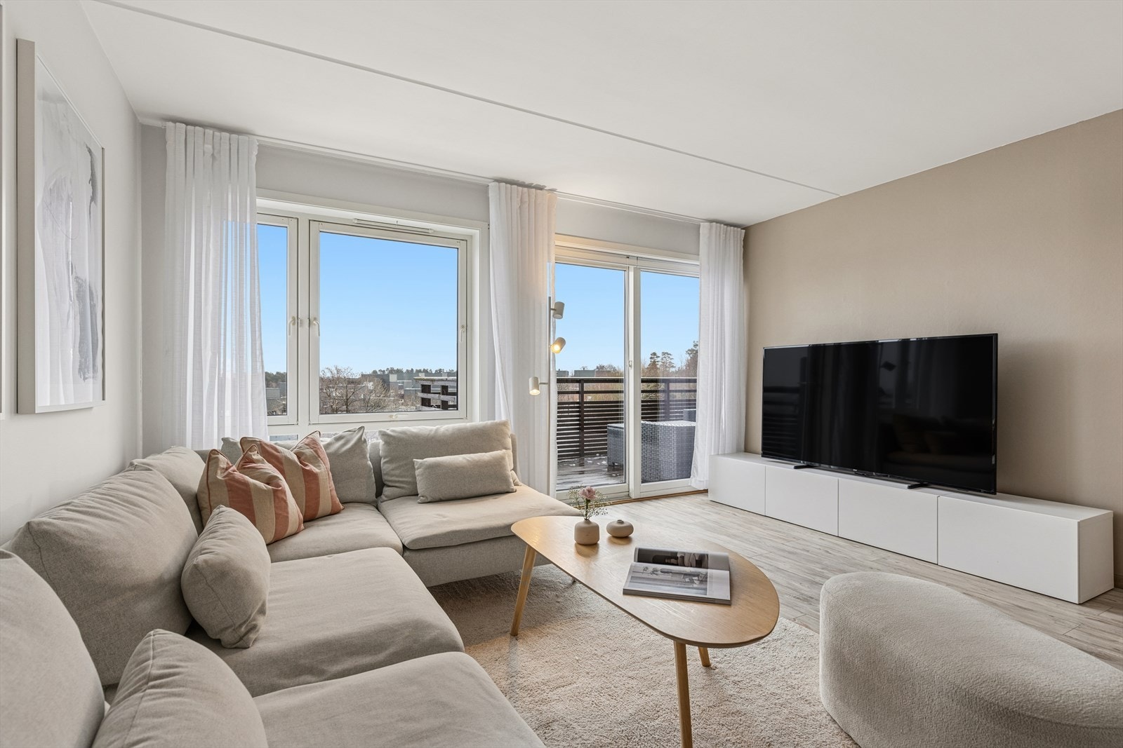 Leiligheten har et behagelig og gjennomført fargevalg på de malte veggflatene. Galleribilde