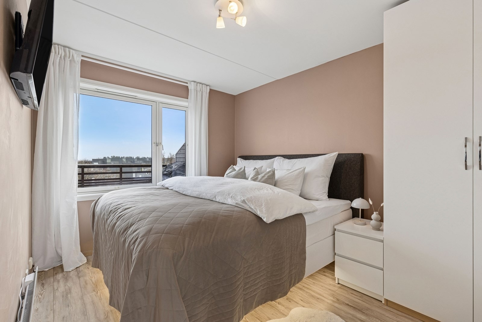 Hovedsoverommet har god plass til seng og tilhørende møbler. Galleribilde