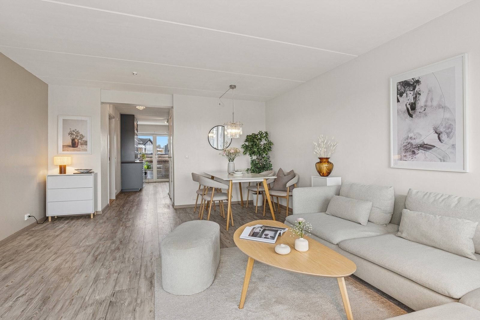 Spisegruppen er praktisk plassert nær kjøkkenet, noe som gjør servering og hverdagsmåltider både enkelt og komfortabelt. Galleribilde