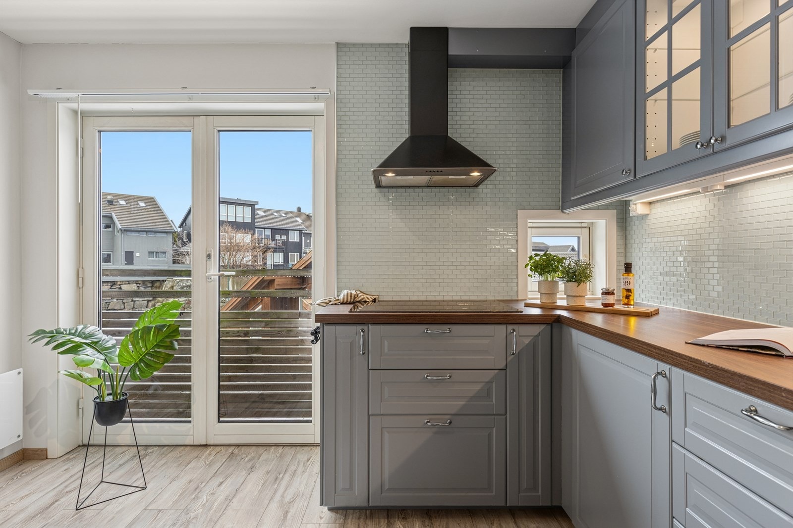 Over koketoppen er det montert en kjøkkenventilator hvor avtrekksluften føres ut av boligen via sentralavtrekk. Galleribilde