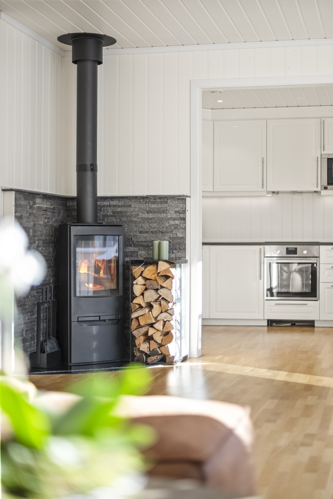 Vedovn med stålpipe gir effektiv oppvarming og skaper en hyggelig atmosfære. Galleribilde