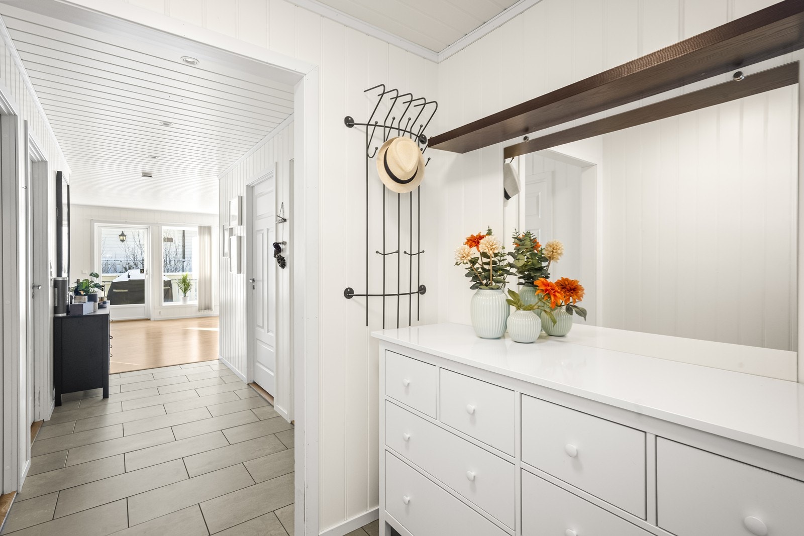 Direkte forbindelse til stuen gir en naturlig flyt fra entréen. Galleribilde